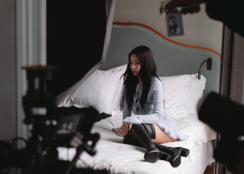 샤넬 파리 컬렉션 참석 비하인드 컷의 제니