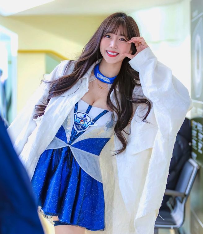 치어리더 안지현이 대기실에서 볼하트를 하며 포즈를 취하는 모습 치어리더 안지현 대기실 볼하트 사진