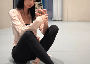 필라테스 복을 입고 셀카를 찍은 배우 권나라