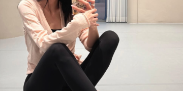 필라테스 복을 입고 셀카를 찍은 배우 권나라