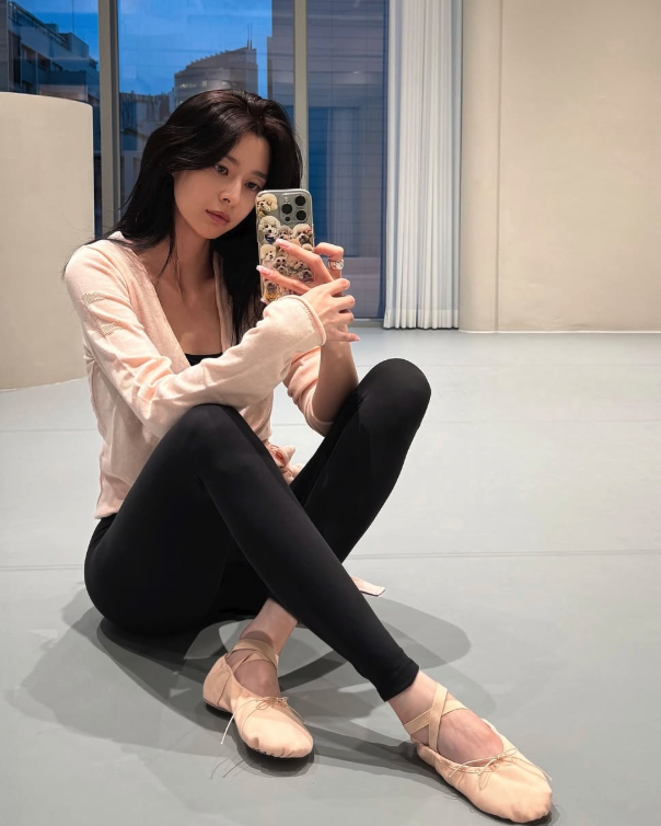 필라테스 복을 입고 셀카를 찍은 배우 권나라
