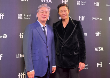 TIFF Tribute Awards 2025 포토존에서 박찬욱 감독과 함께 선 이병헌
