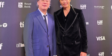 TIFF Tribute Awards 2025 포토존에서 박찬욱 감독과 함께 선 이병헌