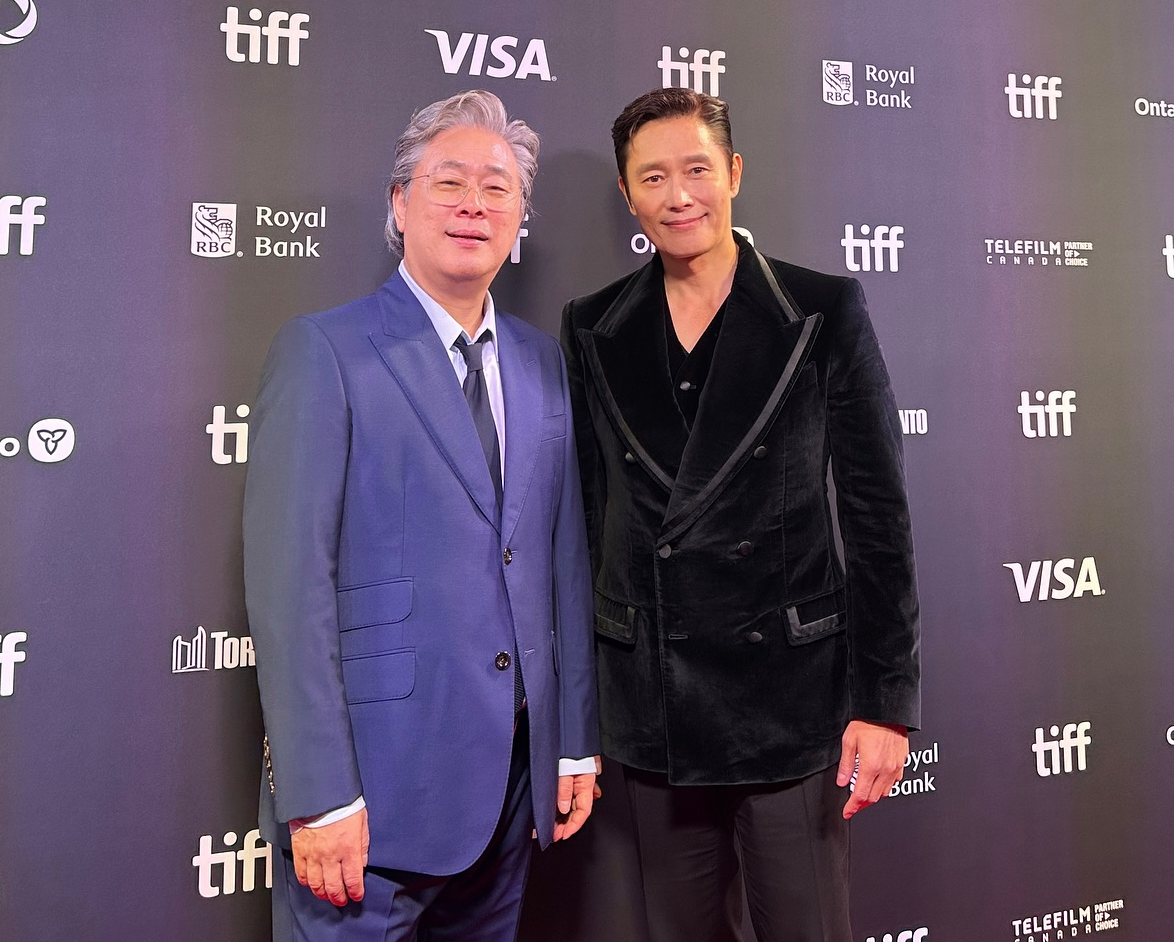 이병헌×박찬욱, TIFF 트리뷰트 어워드 포토존 TIFF Tribute Awards 2025 포토존에서 박찬욱 감독과 함께 선 이병헌
