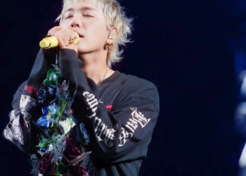 이홍기 콘서트중 열창하는 장면