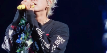 이홍기 콘서트중 열창하는 장면