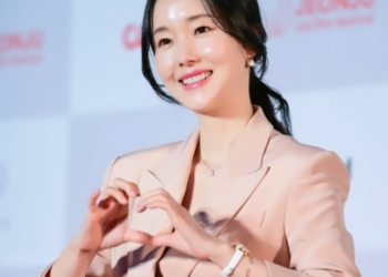 전주국제영화제 포토월에서 포즈를 취한 이정현