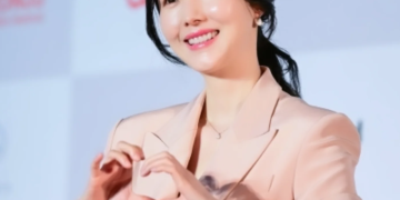 전주국제영화제 포토월에서 포즈를 취한 이정현