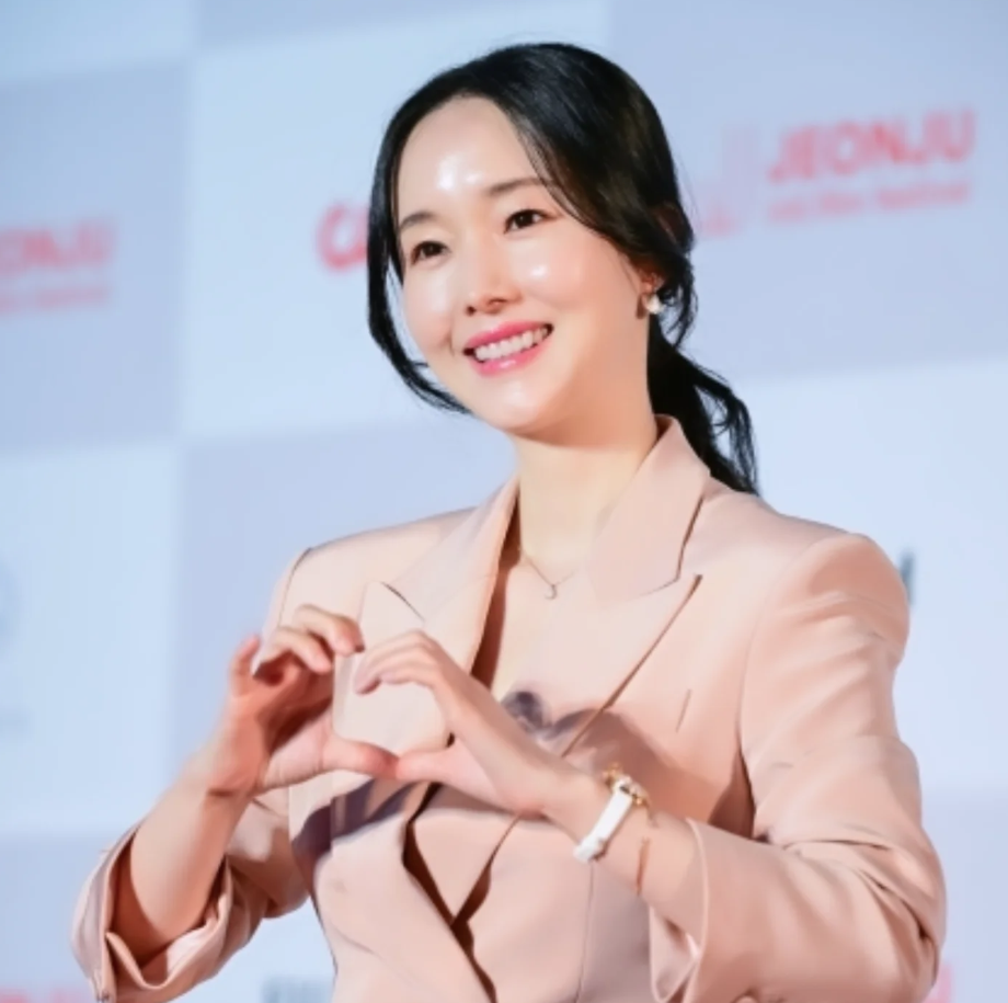 이정현 전주국제영화제 포토월 컷 전주국제영화제 포토월에서 포즈를 취한 이정현