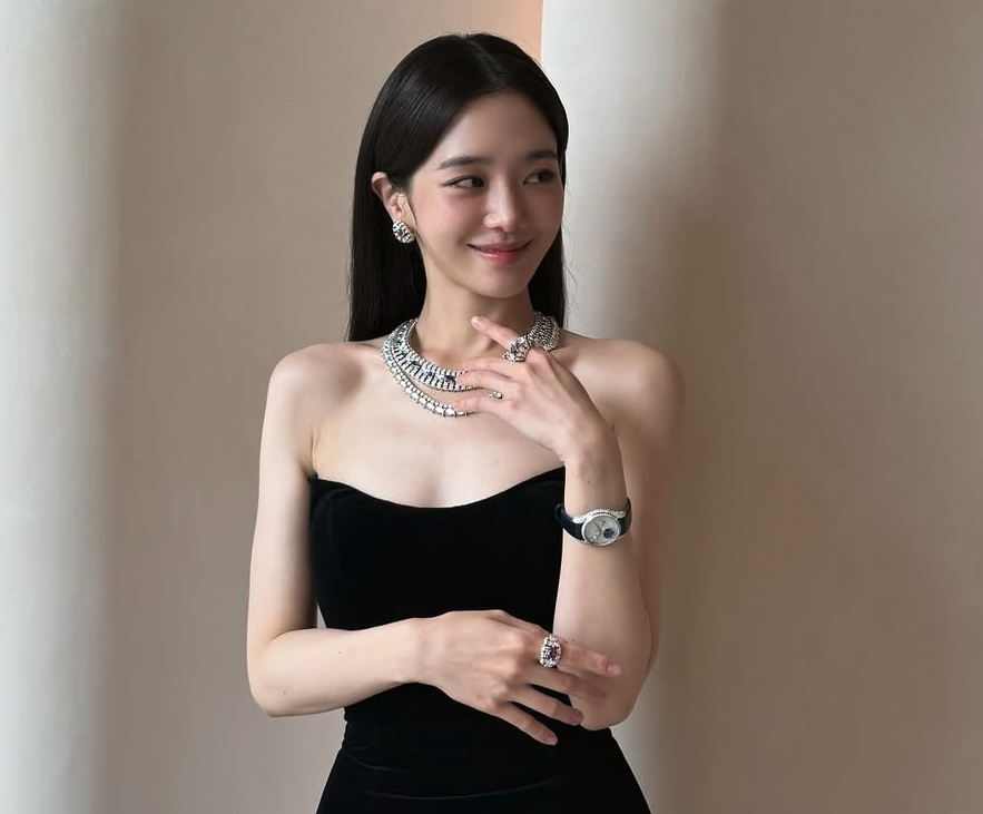 박규영이 티파니앤코 화보 촬영에서 포즈를 취하는 모습 박규영 티파니앤코 화보촬영 사진