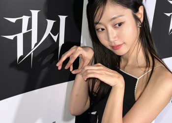 서지수가 인스타그램에 공개한 영화 ‘귀시’ 포토월에서 장난스럽게 포즈를 취하는 장면