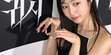 서지수가 인스타그램에 공개한 영화 ‘귀시’ 포토월에서 장난스럽게 포즈를 취하는 장면