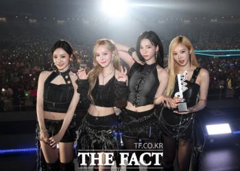 더팩트 뮤직 어워즈 2025 에스파 수상 장면