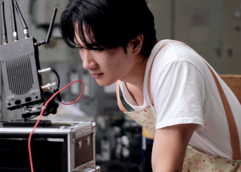 엄태구 광고 촬영 모니터링 컷