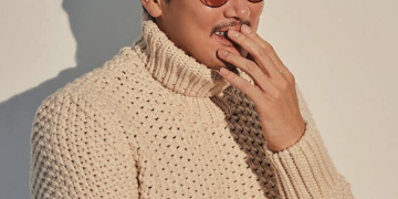 배우 조진웅이 화보 촬영에서 차분한 포즈를 취하고 있다