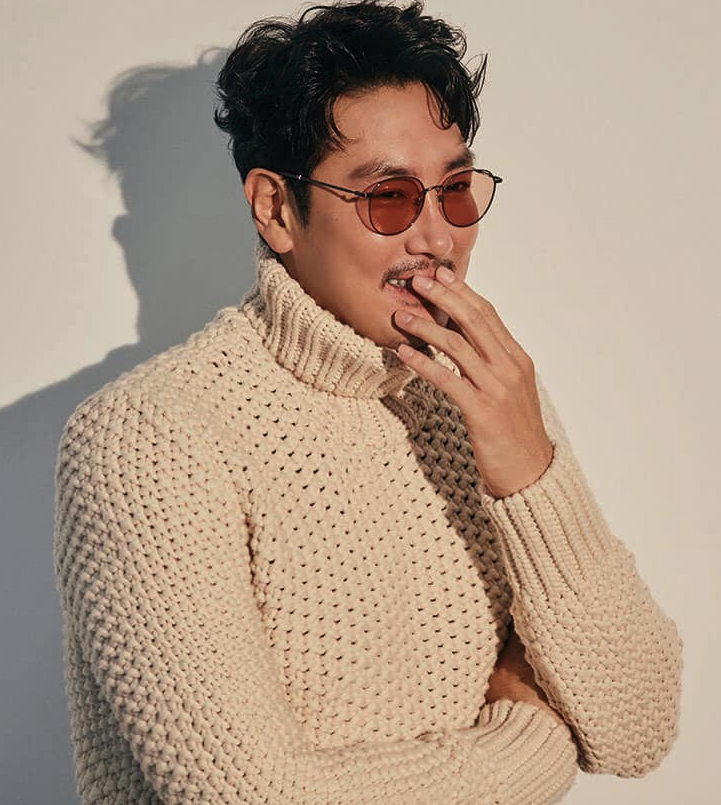 조진웅, 인터뷰 중 깊은 생각을 드러낸 순간 배우 조진웅이 인터뷰 중 진지한 표정을 짓고 있다