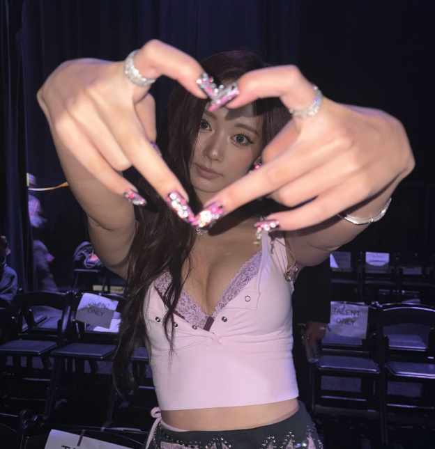 트와이스 쯔위, 빅토리아 시크릿 무대 직전의 카리스마 트와이스 쯔위가 빅토리아 시크릿 무대에 오르기 전 백스테이지에서 포즈를 취하고 있다