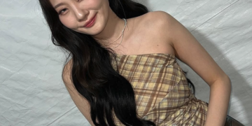 볼빨간사춘기 안지영이 생일날 찍은 밝은 미소의 사진