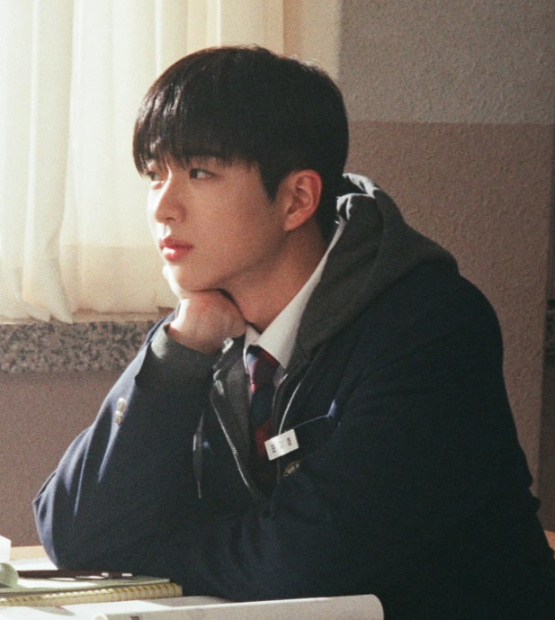 차강윤, 견우와 선녀 지호 역할로 섬세한 감정 연기 선보여 드라마 견우와 선녀 촬영장에서 지호 역을 연기 중인 차강윤의 비하인드컷