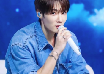 방콕 팬미팅에서 팬들과 미소 짓는 배우 최진혁