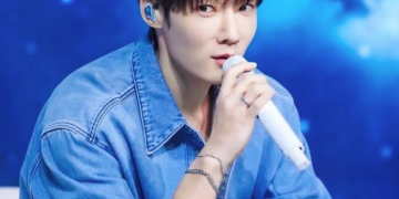 방콕 팬미팅에서 팬들과 미소 짓는 배우 최진혁