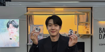 커피차 앞에서 미소 짓는 배우 최우식의 촬영 현장 모습