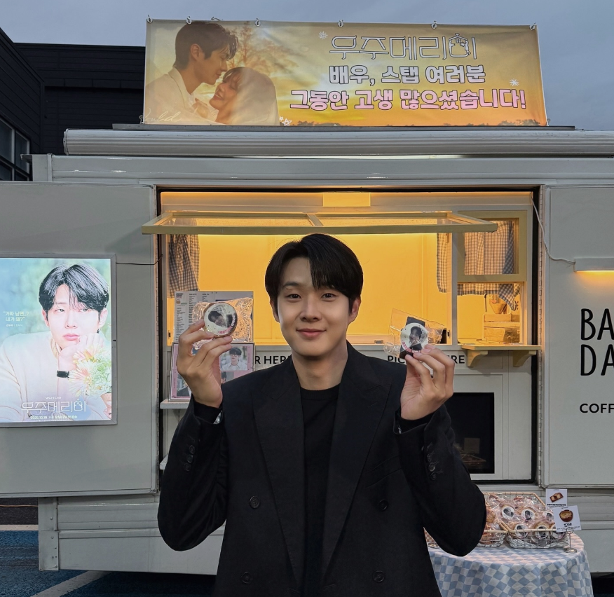 커피차 앞에서 미소 짓는 배우 최우식의 촬영 현장 모습