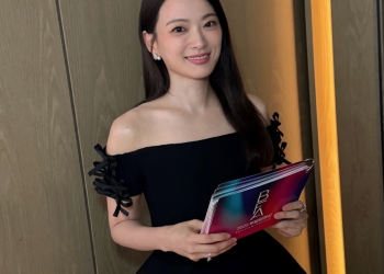 부일영화상 사회를 맡은 천우희가 대기실에서 미소 짓고 있다