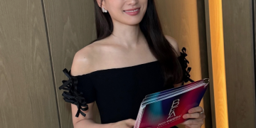 부일영화상 사회를 맡은 천우희가 대기실에서 미소 짓고 있다