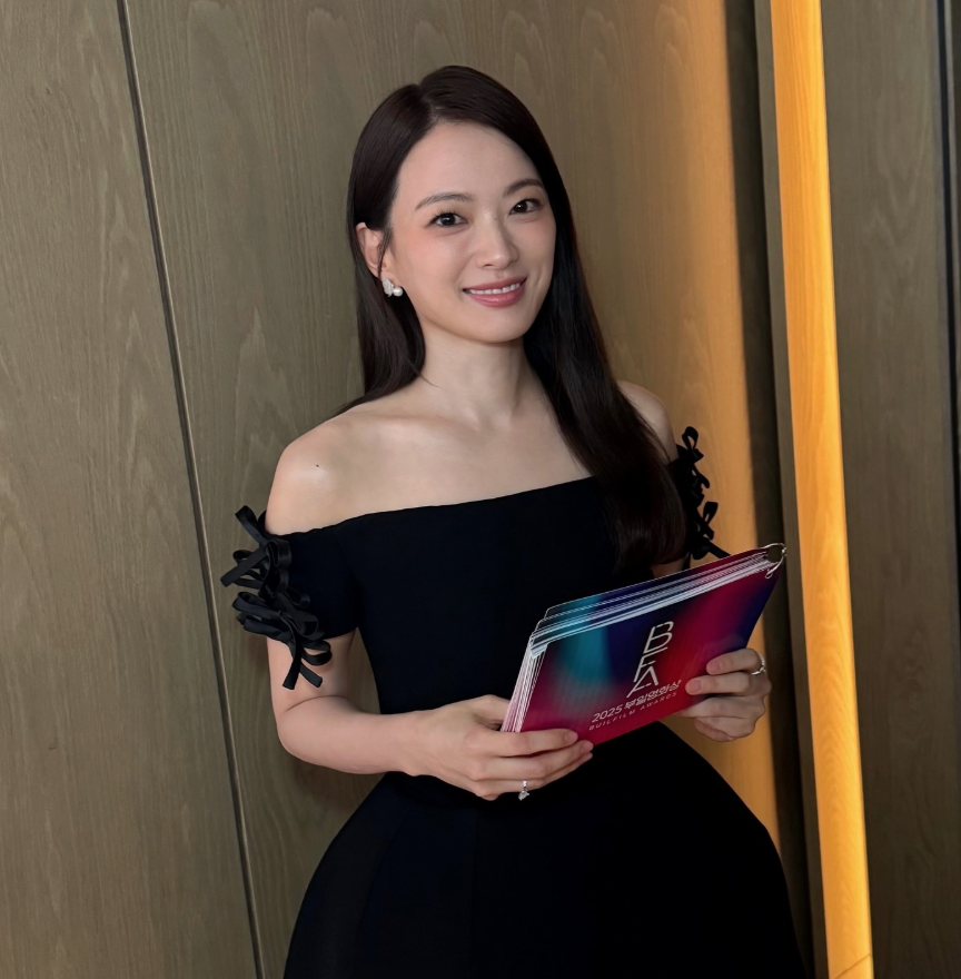 천우희, 부일영화상 사회자로 대기실에서 포착된 순간 부일영화상 대기실에서 미소 짓는 천우희의 자연스러운 모습