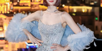 클라라가 더 아틀리에 2026 봄여름 드레스 런칭쇼에서 드레스룩을 착용한 모습