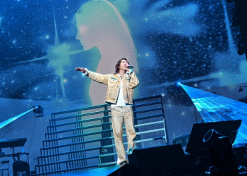 무대 위에서 폭발적인 에너지로 노래하는 대성의 모습