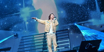 무대 위에서 폭발적인 에너지로 노래하는 대성의 모습