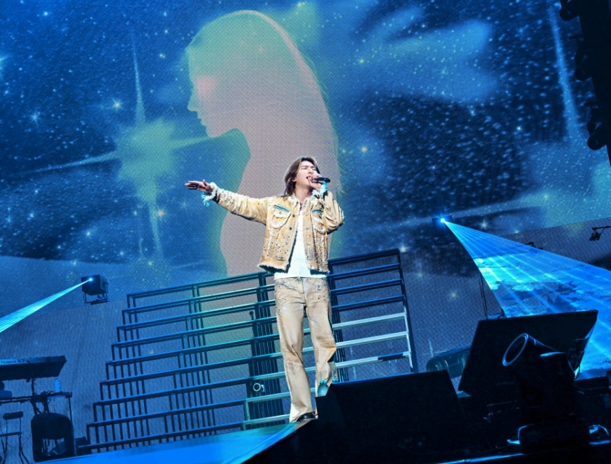 대성, 콘서트 무대에서 열창하는 순간 무대 위에서 폭발적인 에너지로 노래하는 대성의 모습
