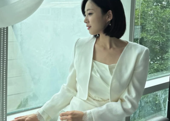 함은정이 촬영 중 밝은 미소로 포즈를 취하고 있다