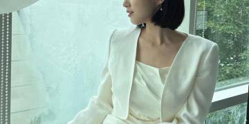 함은정이 촬영 중 밝은 미소로 포즈를 취하고 있다