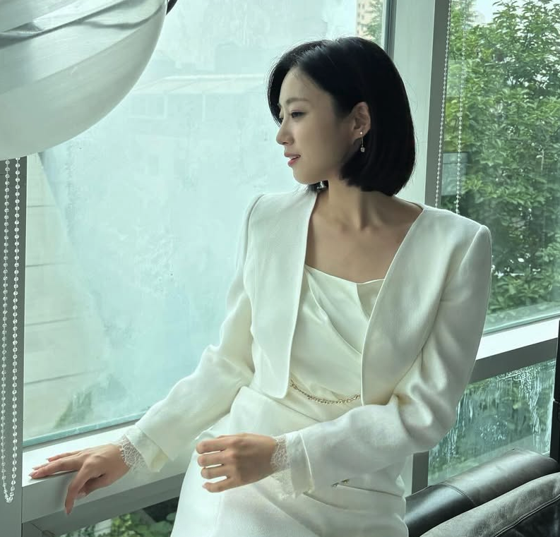 함은정, 인스타그램에서 전한 근황 배우 함은정이 촬영 중 밝게 미소 짓고 있다