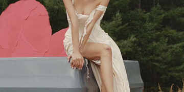 화사가 신곡 ‘Good Goodbye’ 컴백을 앞두고 인스타그램 화보에서 단발 헤어로 포즈를 취하고 있다