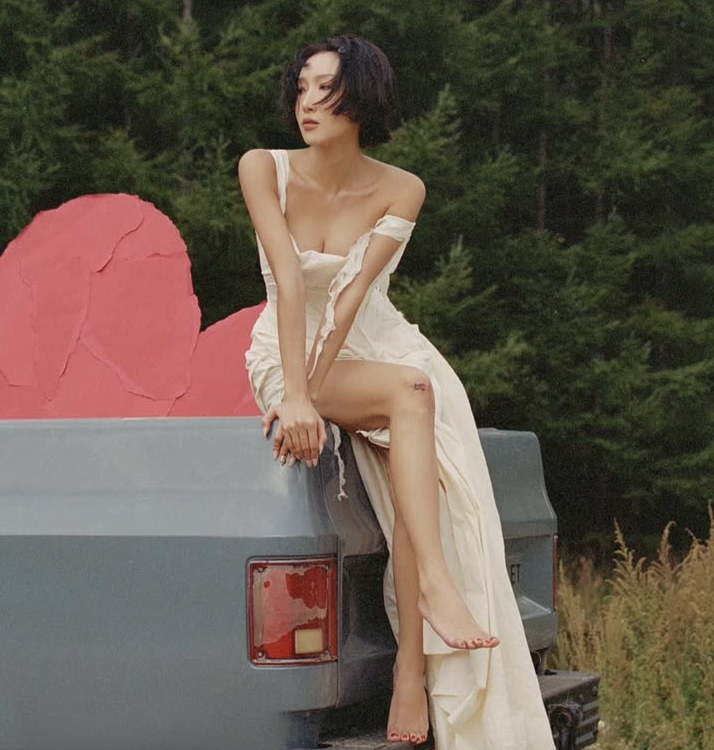 화사, 1년 만의 컴백 앞두고 단발 변신으로 성숙미 발산 가수 화사가 신곡 ‘Good Goodbye’ 컴백을 앞두고 인스타그램 화보에서 단발 헤어로 포즈를 취하고 있다