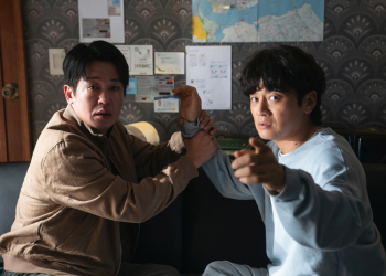 영화 ‘정보원’ 속 형사 역할을 맡은 배우 허성태가 사건 현장을 응시하고 있다