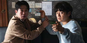 영화 ‘정보원’ 속 형사 역할을 맡은 배우 허성태가 사건 현장을 응시하고 있다