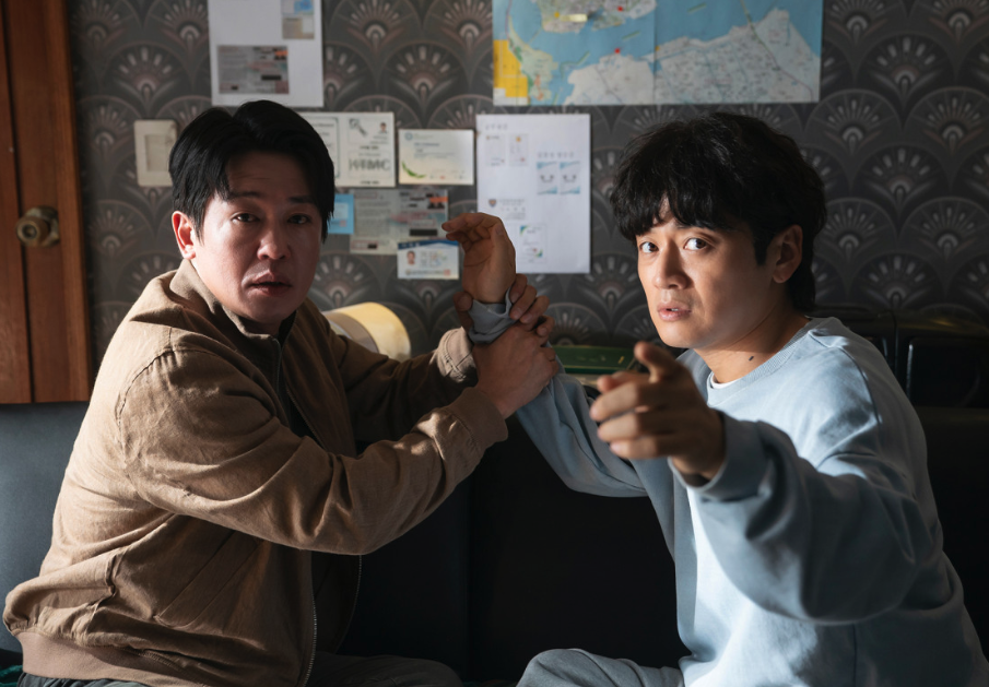 허성태, 영화 ‘정보원’에서 강등 형사로 변신 영화 ‘정보원’ 속 형사 역할을 맡은 배우 허성태가 사건 현장을 응시하고 있다