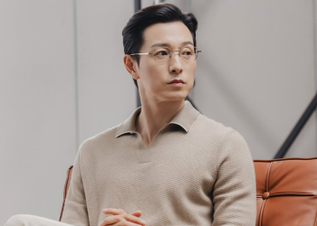 배우 정성일이 영화 ‘살인자 리포트’ 포스터 촬영 비하인드 현장에서 진지한 눈빛을 보여주고 있다