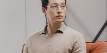 배우 정성일이 영화 ‘살인자 리포트’ 포스터 촬영 비하인드 현장에서 진지한 눈빛을 보여주고 있다