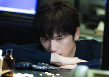 지성이 드라마 커넥션의 한 장면에서 진지한 표정을 짓고 있다