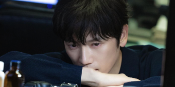 지성이 드라마 커넥션의 한 장면에서 진지한 표정을 짓고 있다