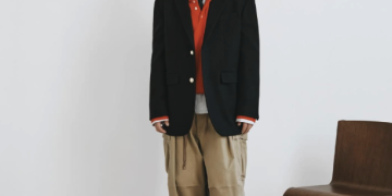 가수 정승환이 3년 만의 단독 콘서트 ‘안녕, 겨울’ 포스터에서 따뜻한 분위기를 전하고 있다