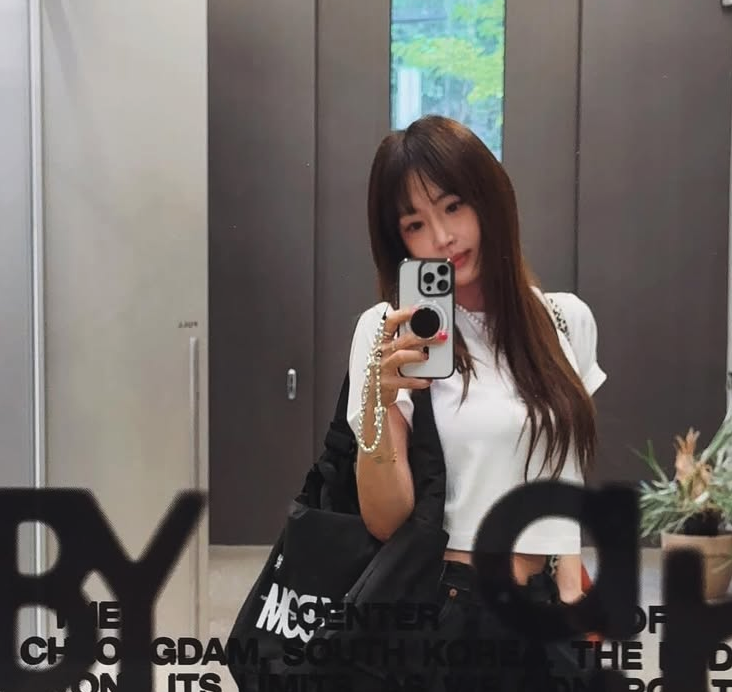 배우 강예원이 인스타그램에 공개한 자연스러운 미소