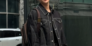 배우 김동준이 일상 속에서 따뜻한 미소를 짓고 있다