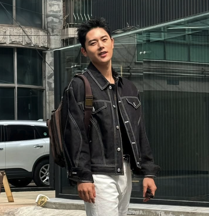 김동준, 자연스러운 일상 속 따뜻한 분위기 공개 배우 김동준이 일상 속에서 따뜻한 미소를 짓고 있다